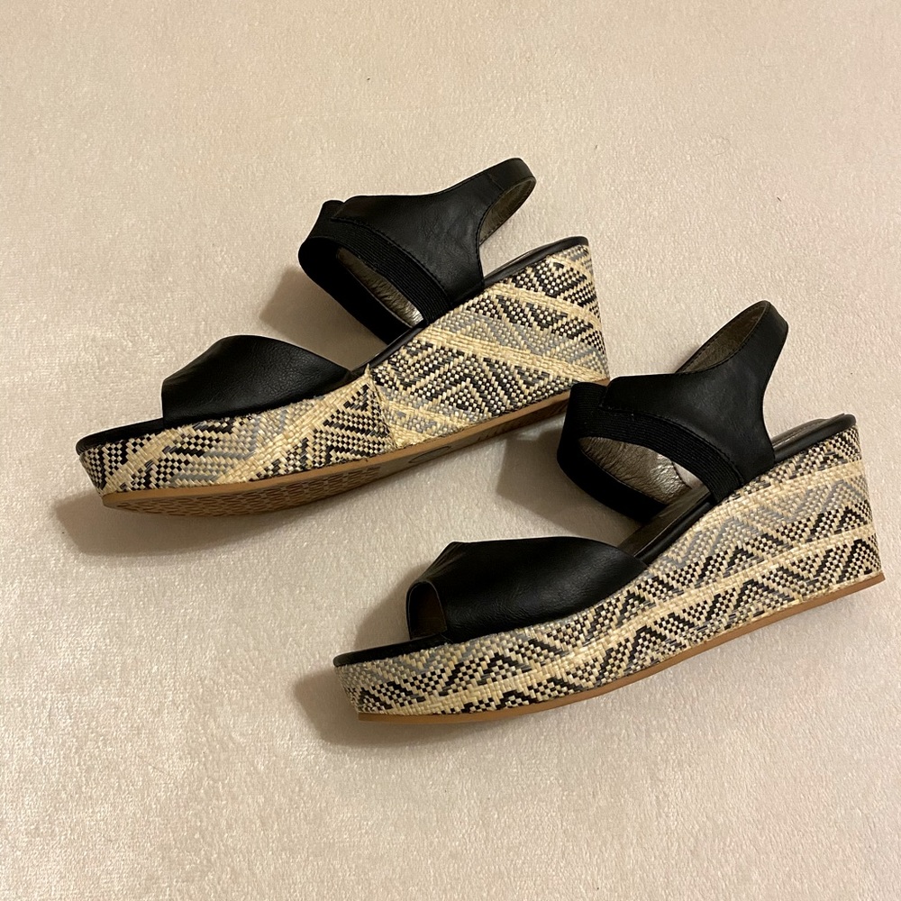 Awesome wedge with Aztec print